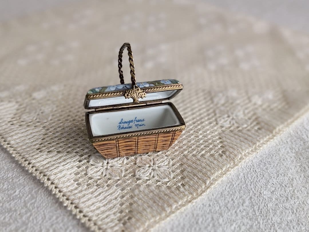 * vintage Jewelry box ୨୧ * 陶器製の小さな パニエ