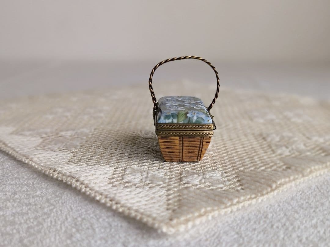 * vintage Jewelry box ୨୧ * 陶器製の小さな パニエ