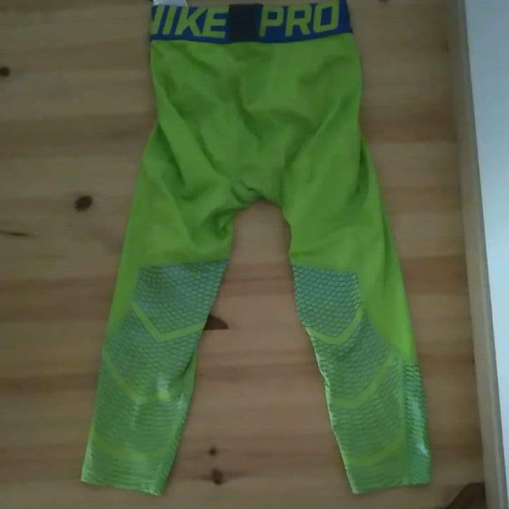 陸上部の練習着にどうぞ!!　NIKE　ハーフレギンス　日本サイズMサイズ