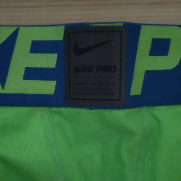 陸上部の練習着にどうぞ!!　NIKE　ハーフレギンス　日本サイズMサイズ