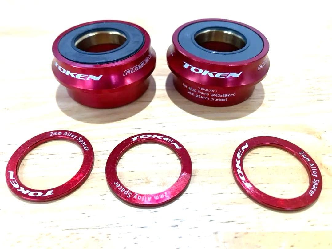 TOKEN レッド BB30 新品 42 68