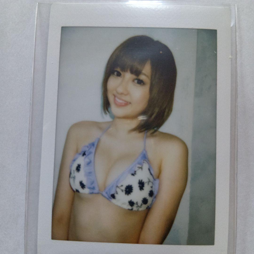 菊池亜美　チェキ 紫と白の花柄ビキニ写真