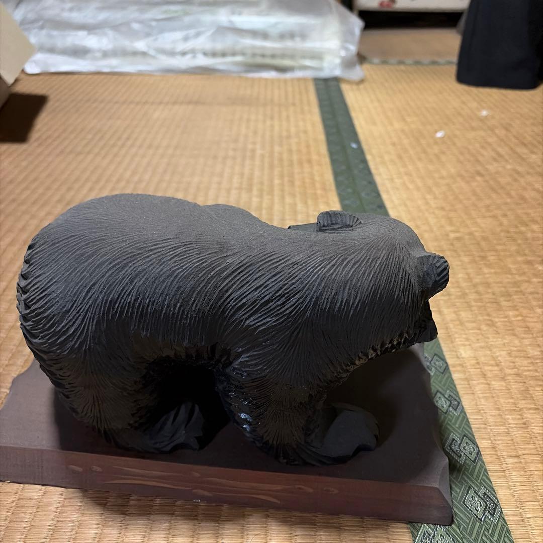 クマと魚の陶器彫刻