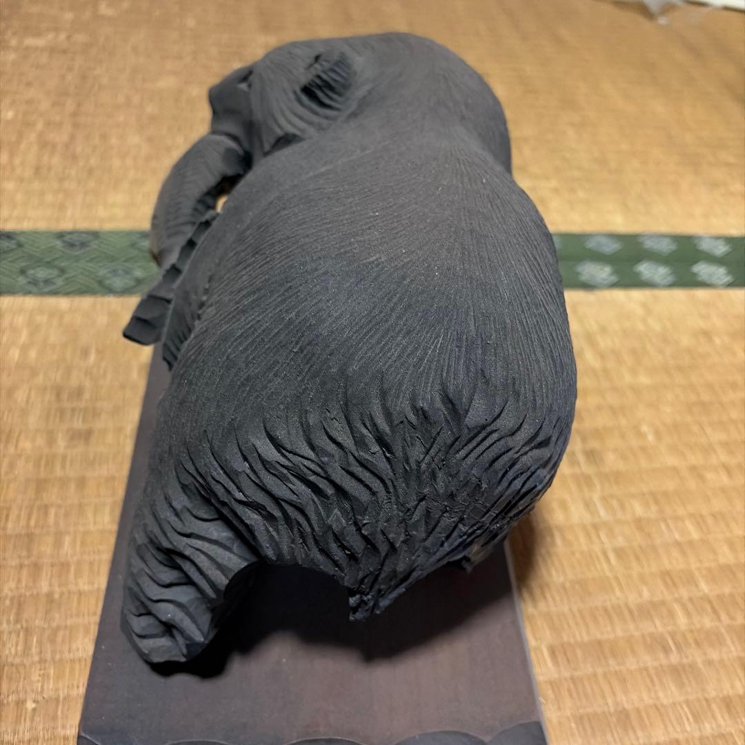 クマと魚の陶器彫刻