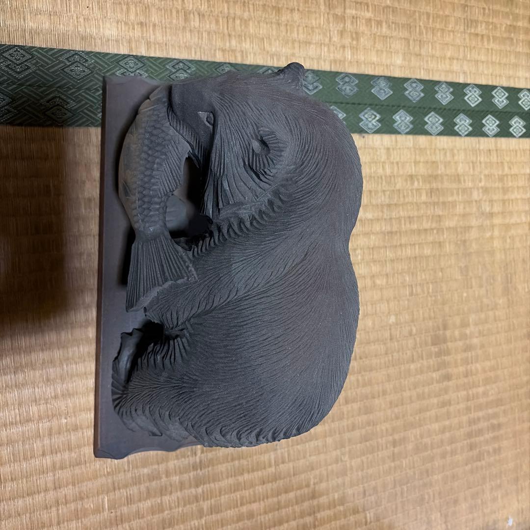 クマと魚の陶器彫刻