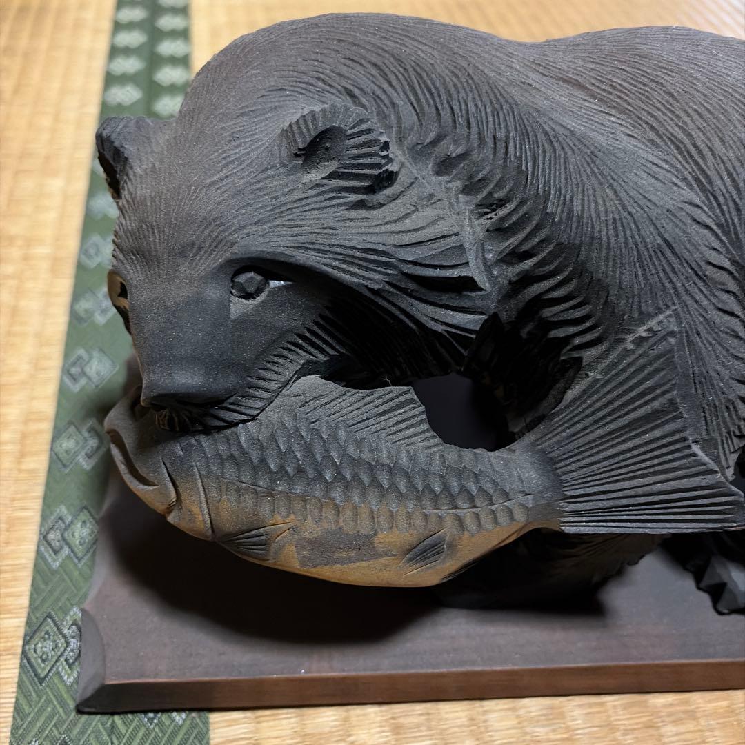 クマと魚の陶器彫刻
