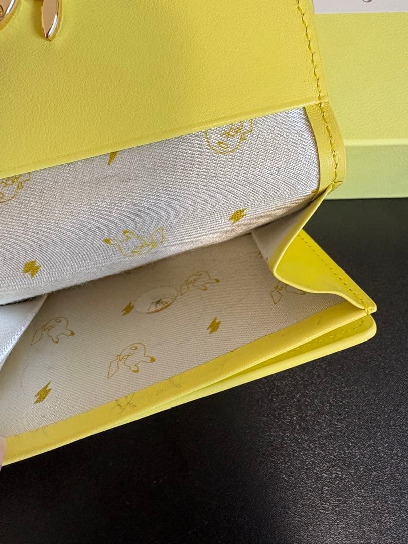 ピカチュウ本革財布　美品　ポケモンセンター