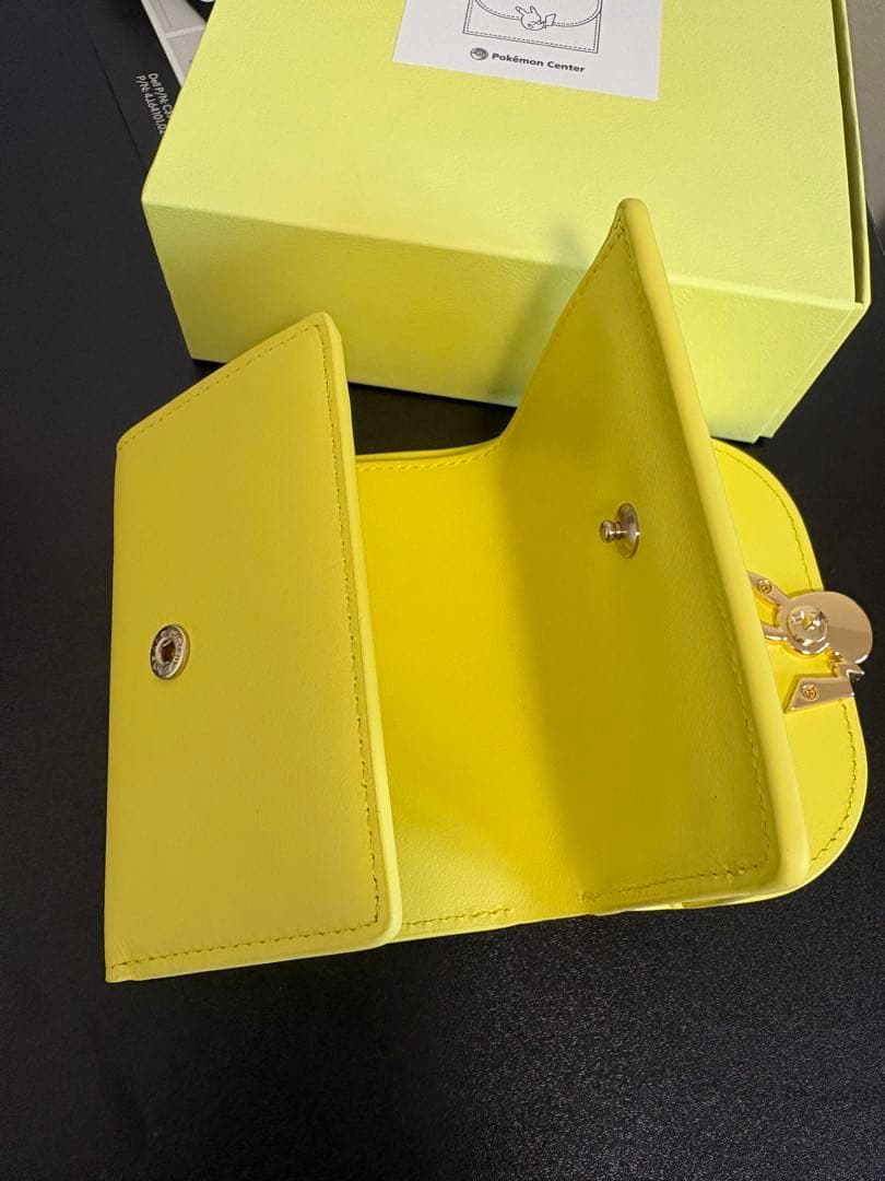 ピカチュウ本革財布　美品　ポケモンセンター