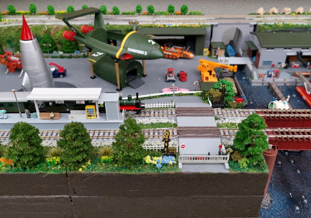 Nゲージ鉄道模型 ミニチュア風景付き ジオラマ完成品