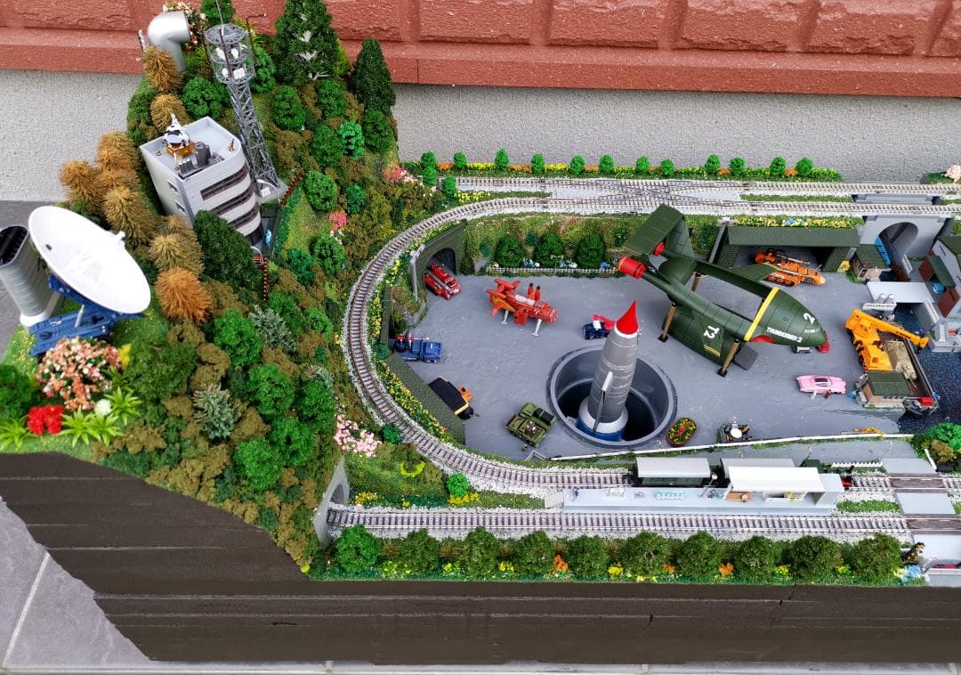 Nゲージ鉄道模型 ミニチュア風景付き ジオラマ完成品