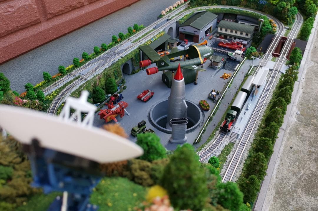 Nゲージ鉄道模型 ミニチュア風景付き ジオラマ完成品