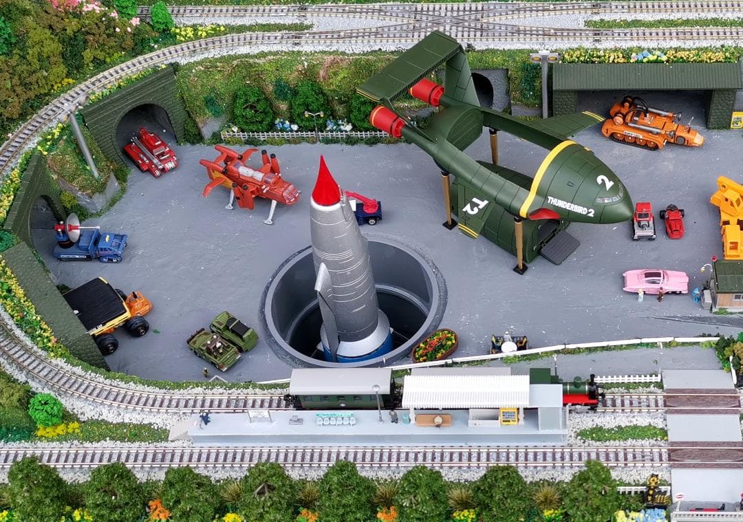 Nゲージ鉄道模型 ミニチュア風景付き ジオラマ完成品