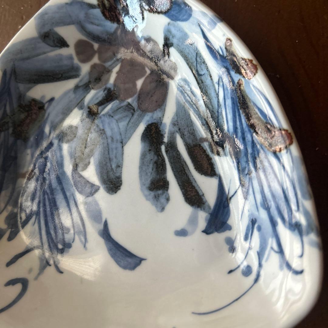 作家　陶芸作家　梅田純一　三角皿　三角鉢　松　松ぼっくり