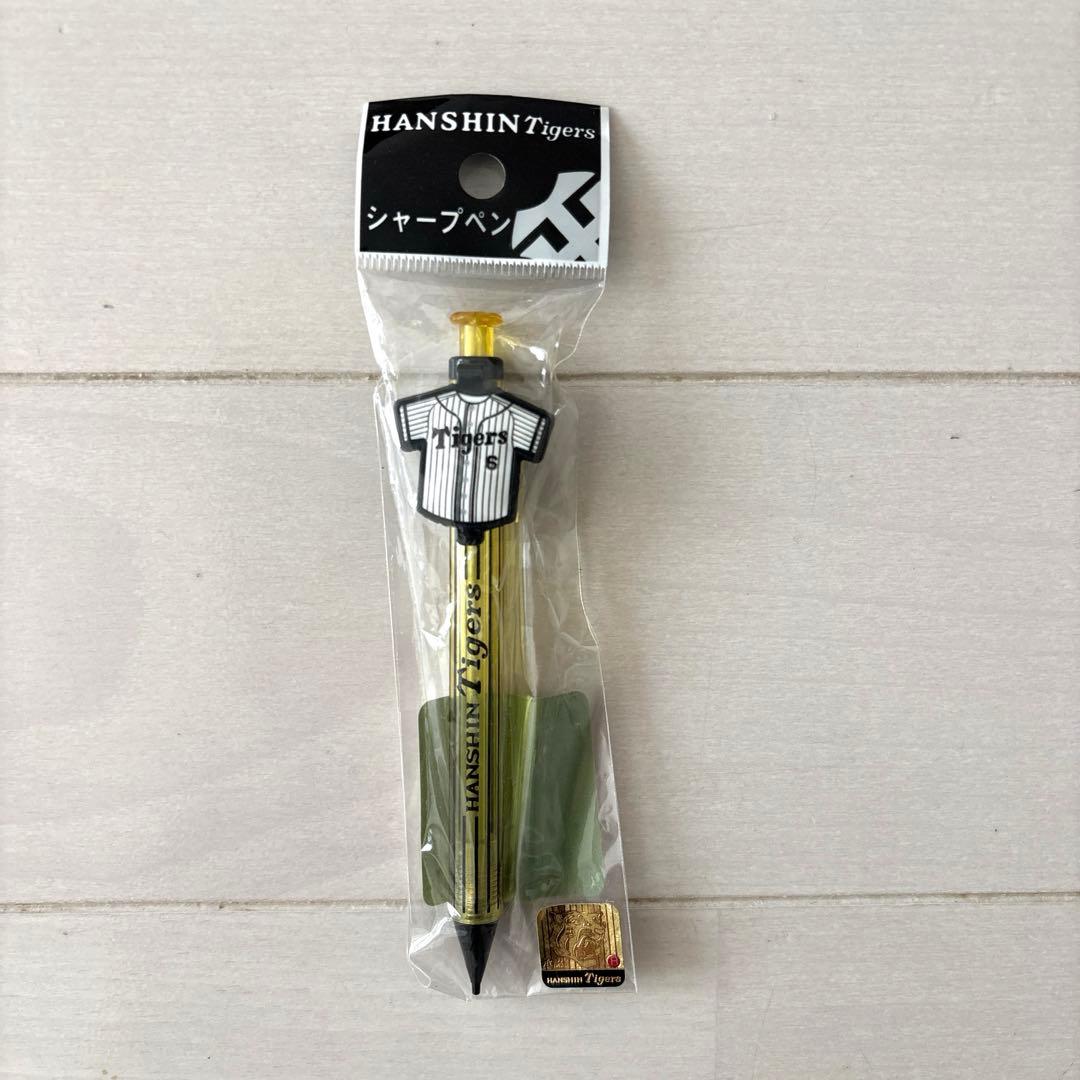 阪神タイガース　レプリカユニフォームＬ（未使用に近い）＆応援グッズ２品（未開封）