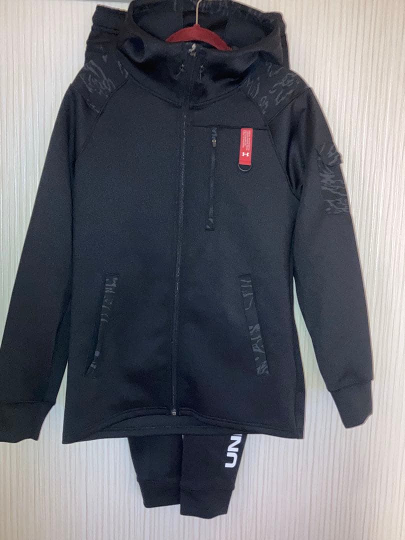 新品　UNDER ARMOUR ブラックジャージ上下セット　上S 下M
