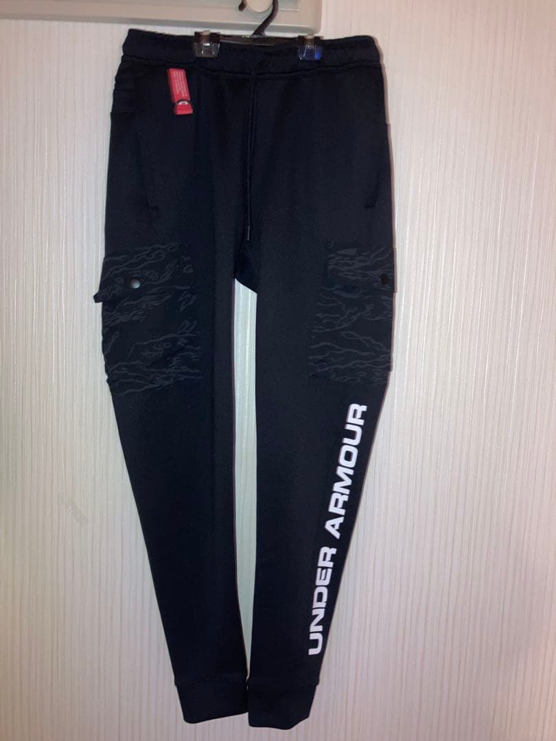 新品　UNDER ARMOUR ブラックジャージ上下セット　上S 下M