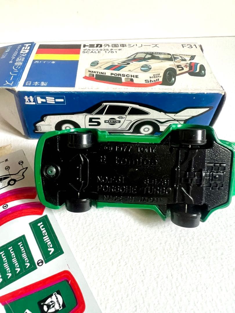 トミカ F31モデル　ミニカー ステッカー付き