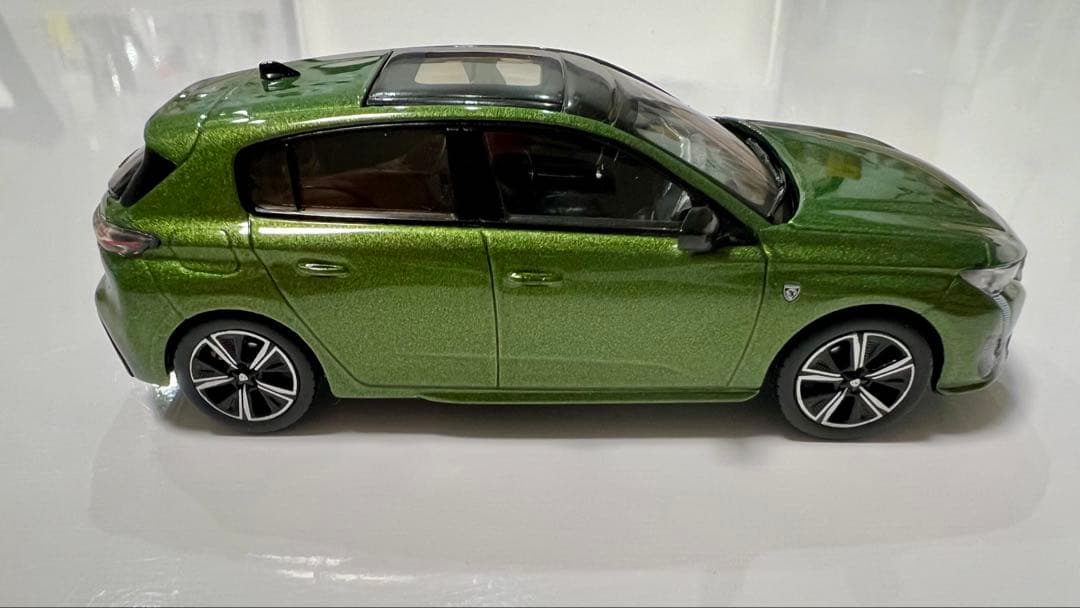 プジョー　308 1/43 ミニカー　ノレブ　オリビングリーン