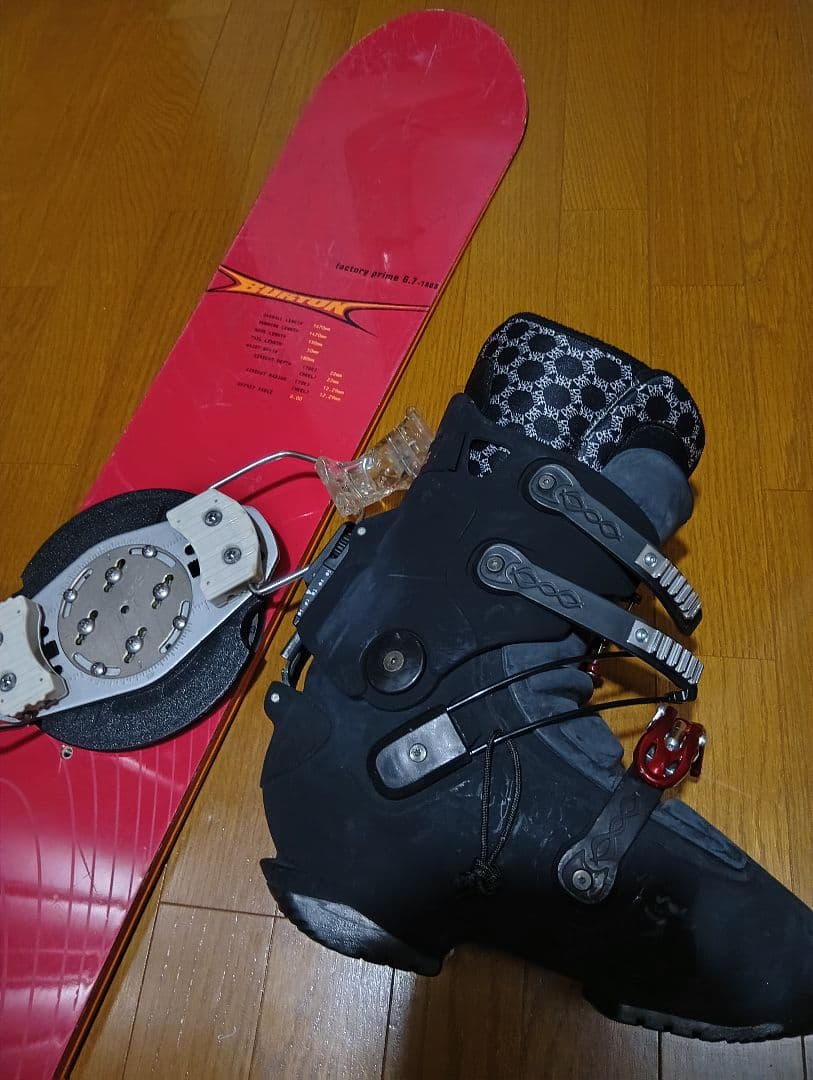 BURTONアルペンスタイル　赤スノーボードと黒ブーツセット