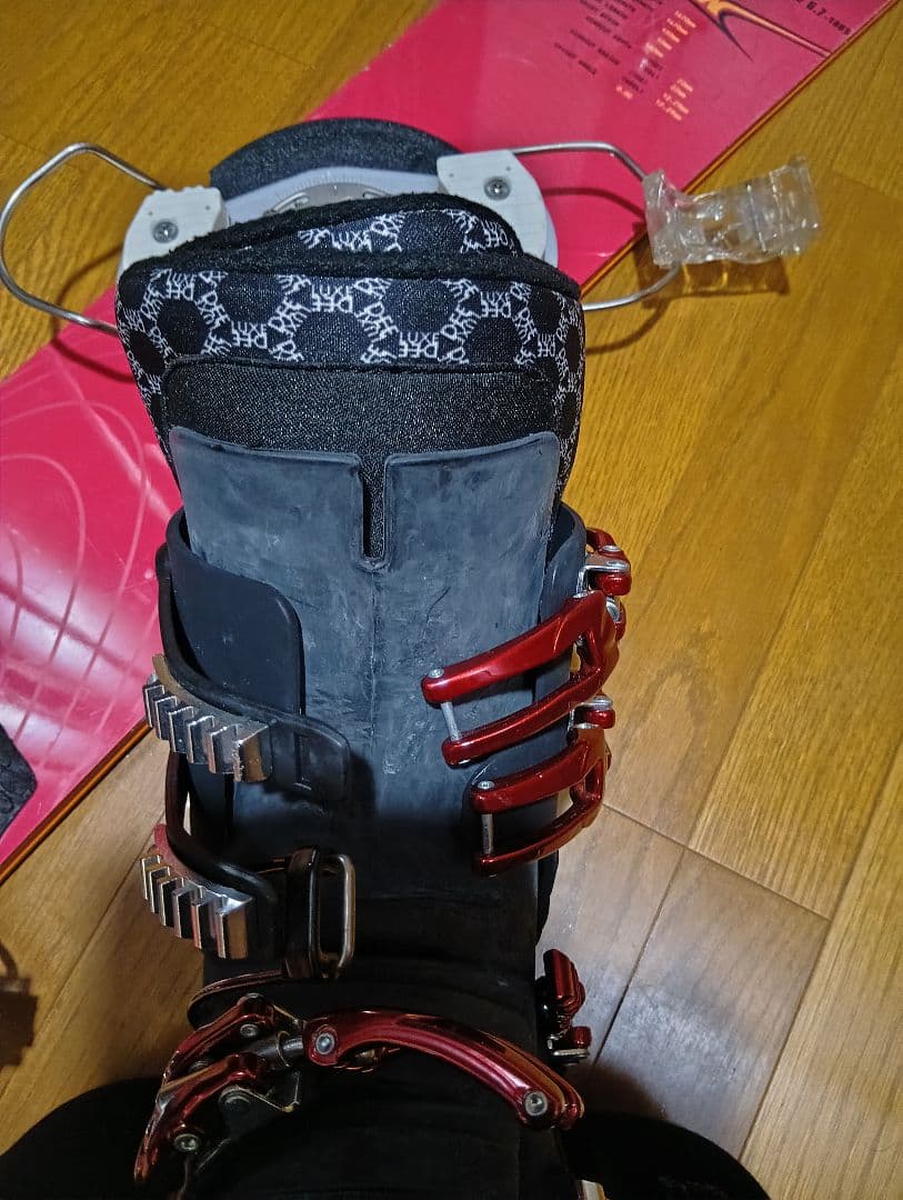 BURTONアルペンスタイル　赤スノーボードと黒ブーツセット