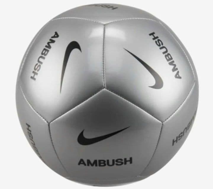 【限定コラボ】NIKE x AMBUSH サッカーボール メタリックシルバー