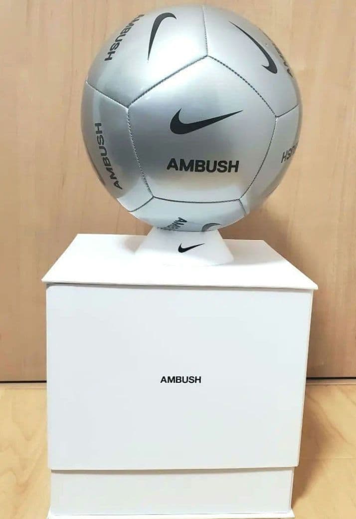 【限定コラボ】NIKE x AMBUSH サッカーボール メタリックシルバー