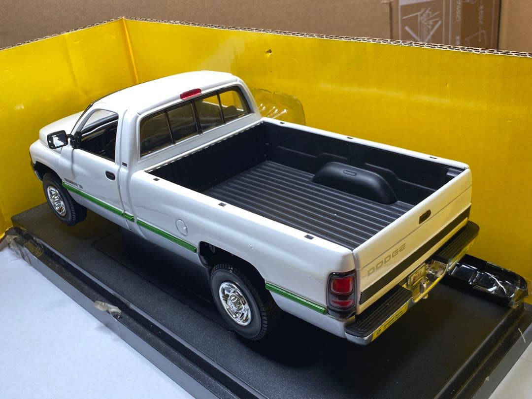 1/18 アーテル　ダッジ　ラム　2500 1/18 ミニカー