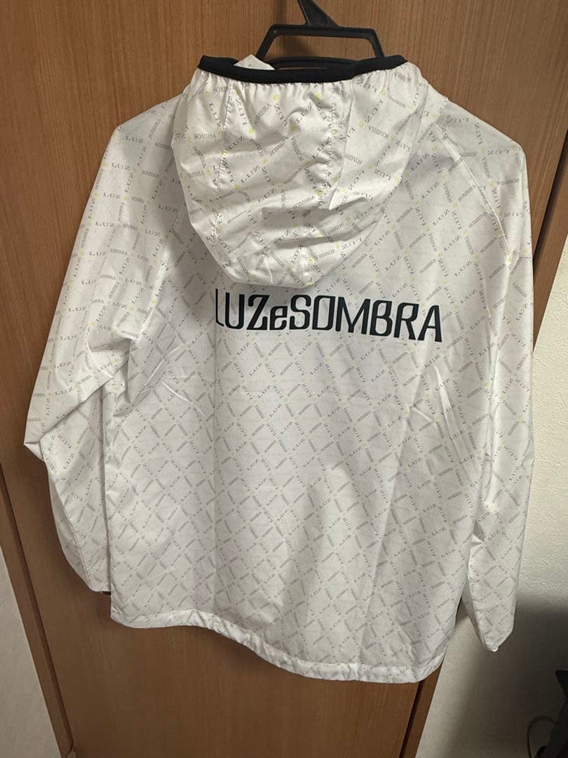Luz e Sombra フード付きウィンドブレーカー