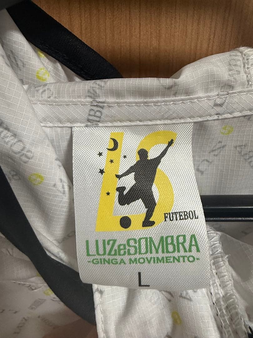 Luz e Sombra フード付きウィンドブレーカー