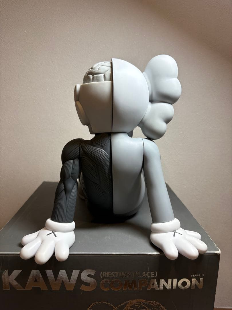 KAWS COMPANION (RESTING PLACE) グレー