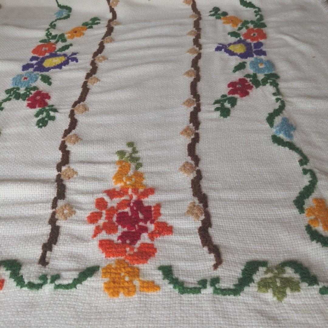 (150) ドイツ　ヴィンテージ　刺繡クロス　毛糸で刺繍された大きなクロス