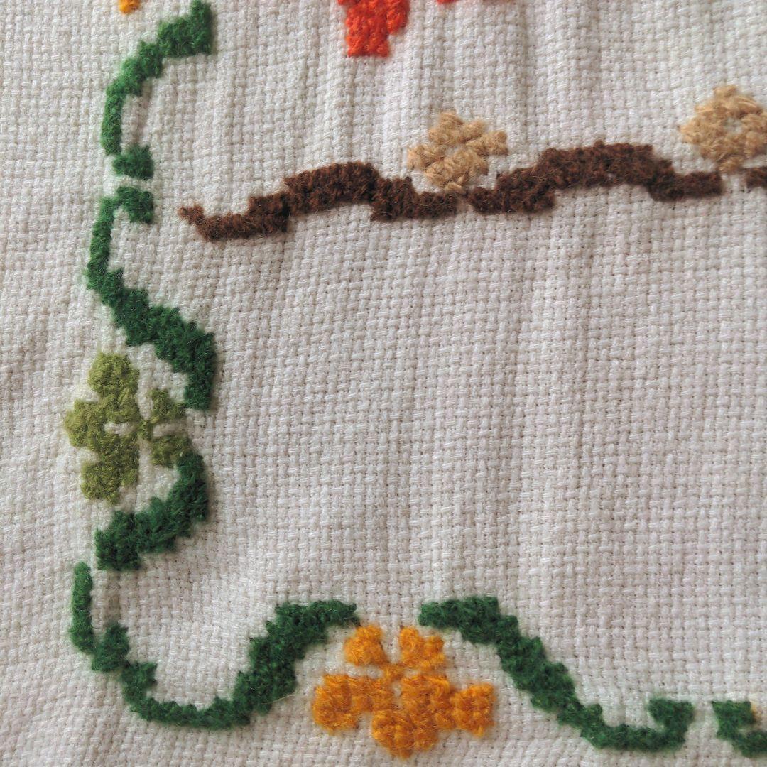 (150) ドイツ　ヴィンテージ　刺繡クロス　毛糸で刺繍された大きなクロス