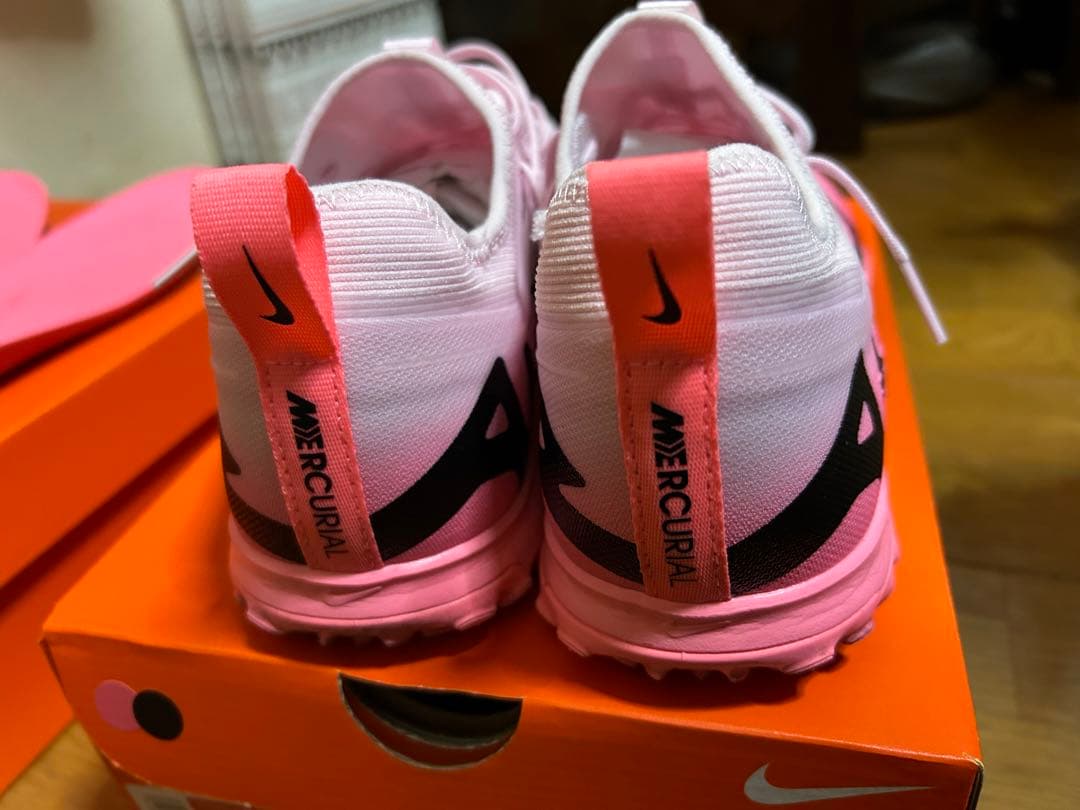 Nike Mercurial ピンク サッカーシューズ