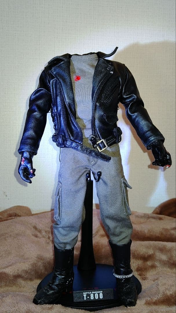 HOTToys社製1/6[T-800ヘッド無し衣装付き 素体＆専用スタンド付]