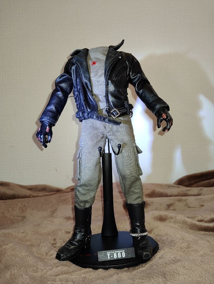 HOTToys社製1/6[T-800ヘッド無し衣装付き 素体＆専用スタンド付]