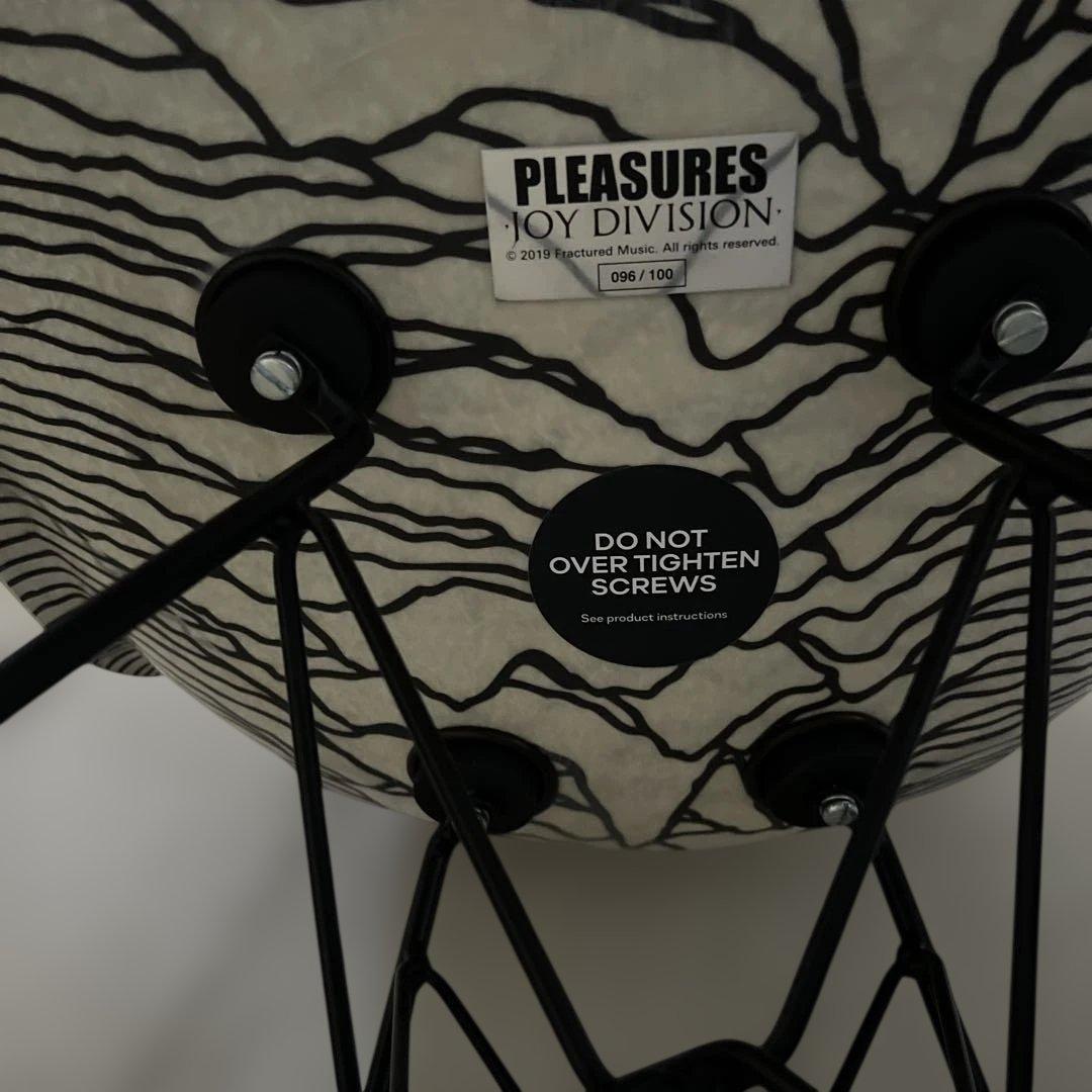 PLEASURES × JOY DIVISION × MODERNICA 椅子