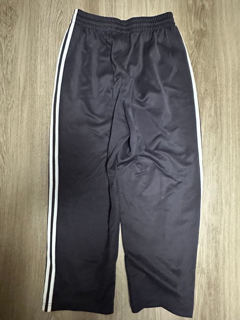 adidas バギーフィットファイヤーバードトラックパンツ