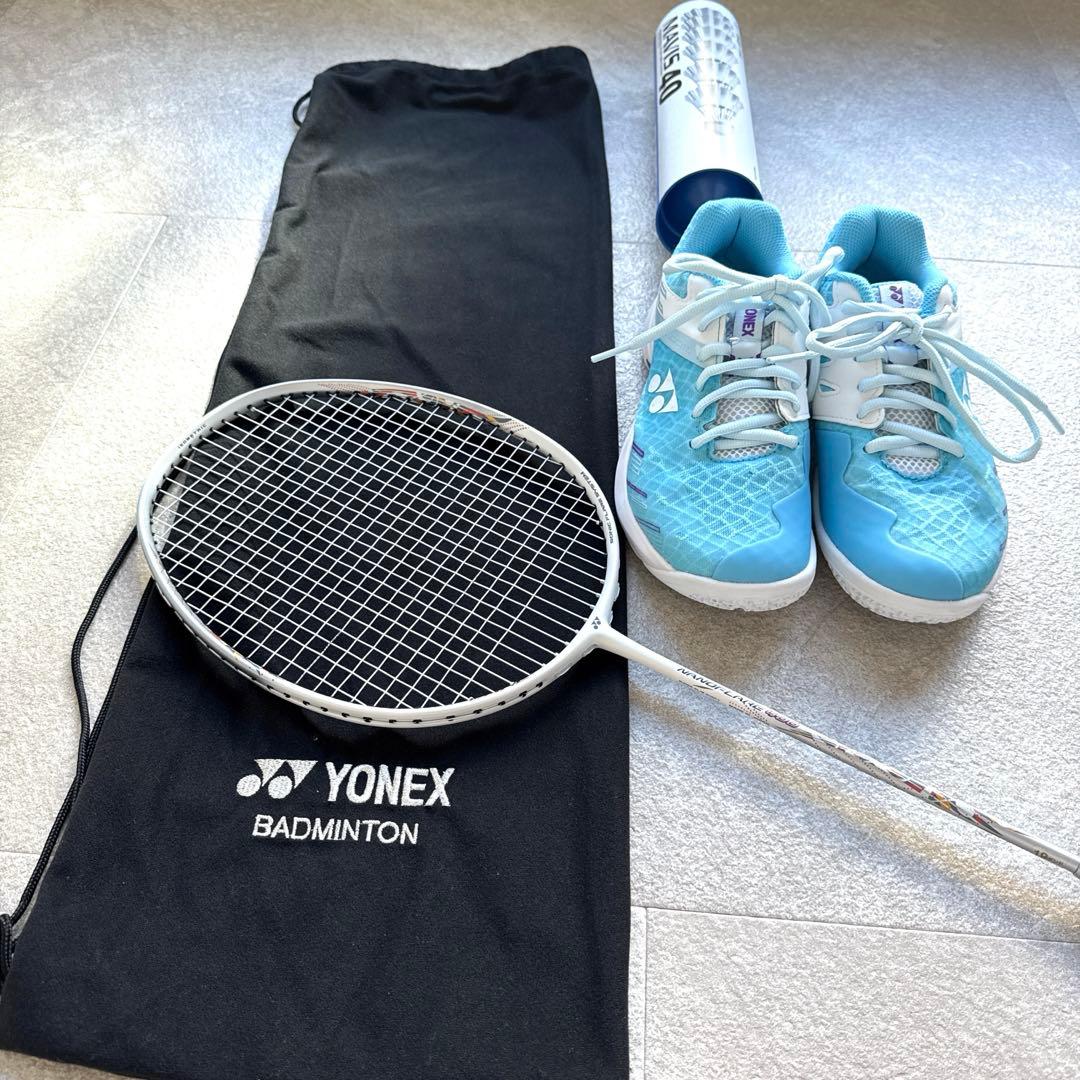 定価30,000 YONEX バドミントンラケット シューズ シャトル3点セット