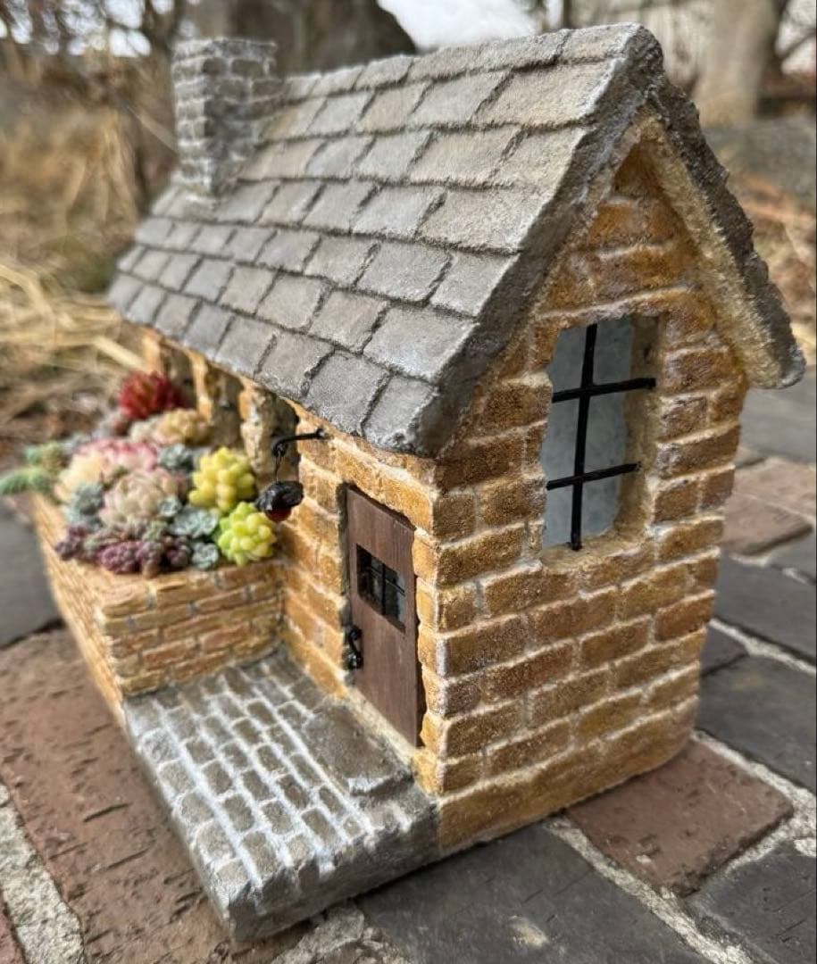 そのまま飾れる寄せ植え　モルタルハウス　ソーラーライト