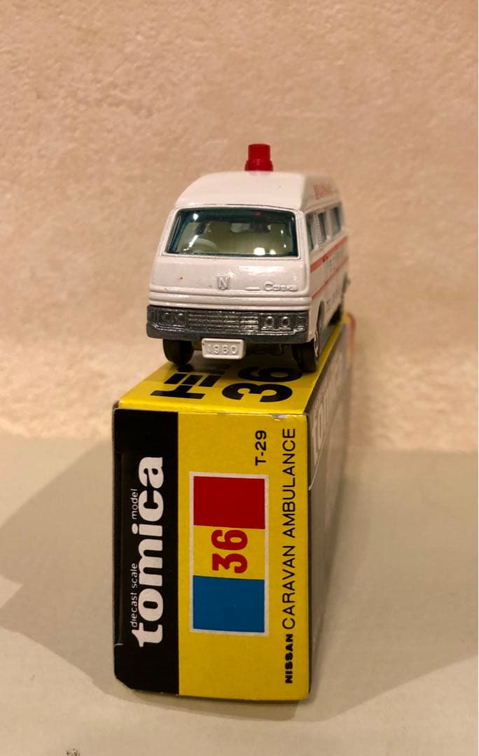 レア品★非売品 黒箱トミカ　日本製　日産キャラバン救急車