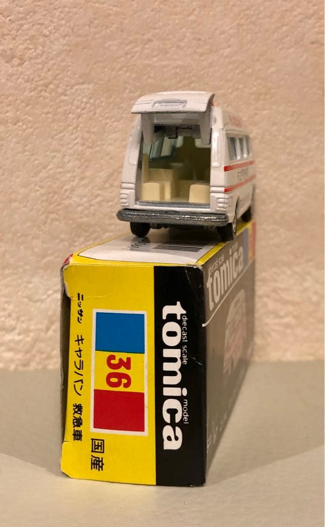 レア品★非売品 黒箱トミカ　日本製　日産キャラバン救急車