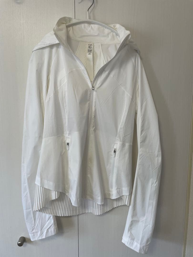 【超美品】ルルレモン　Lululemon ホワイト　白　ジャケット　シャカシャカ