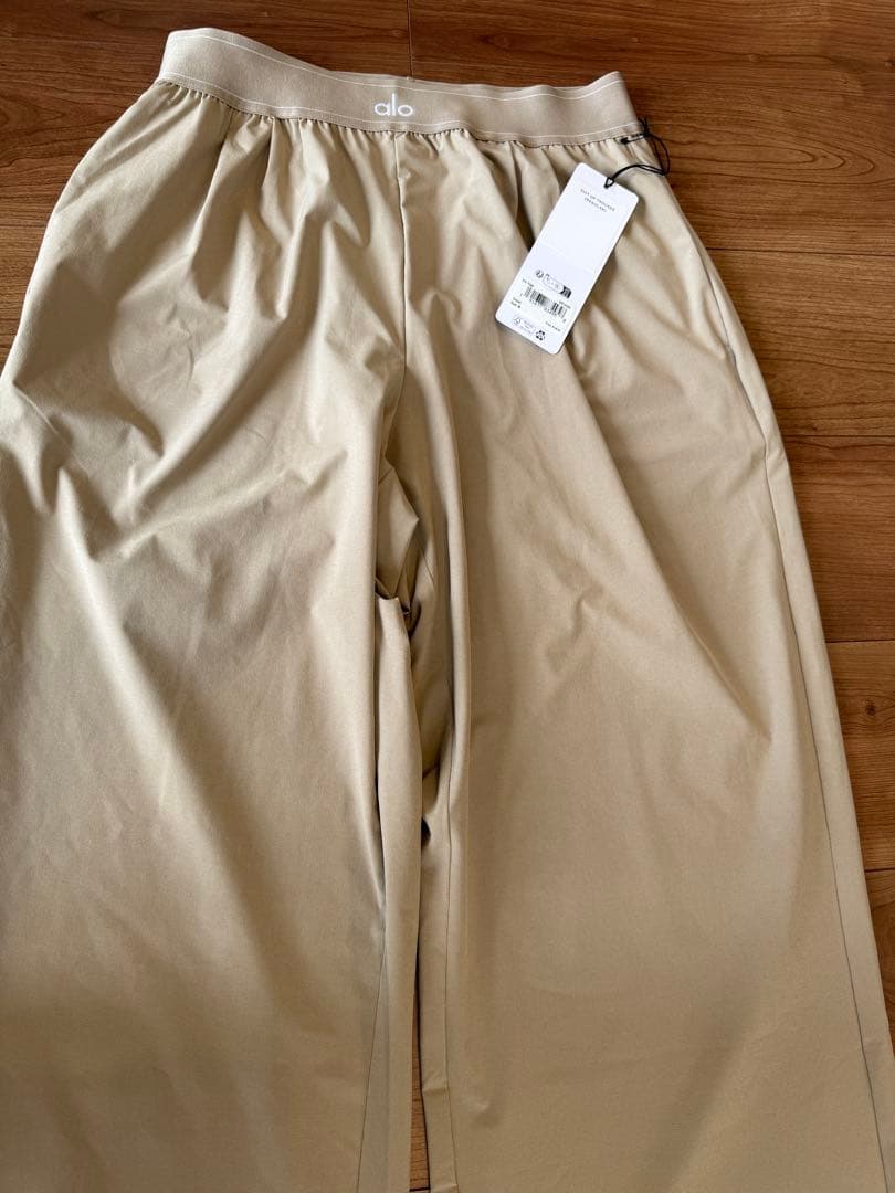 【alo】alo yoga 新品ベージュ ワイドパンツ ヨガウェアMサイズ