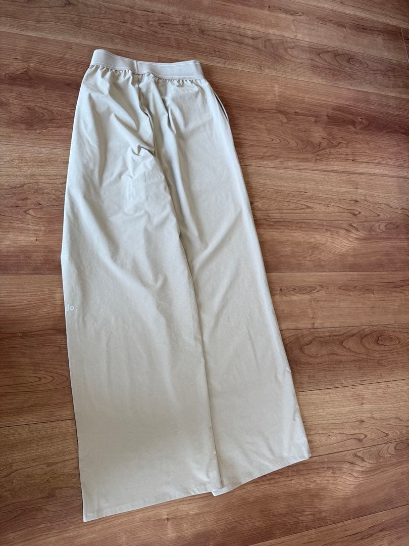 【alo】alo yoga 新品ベージュ ワイドパンツ ヨガウェアMサイズ