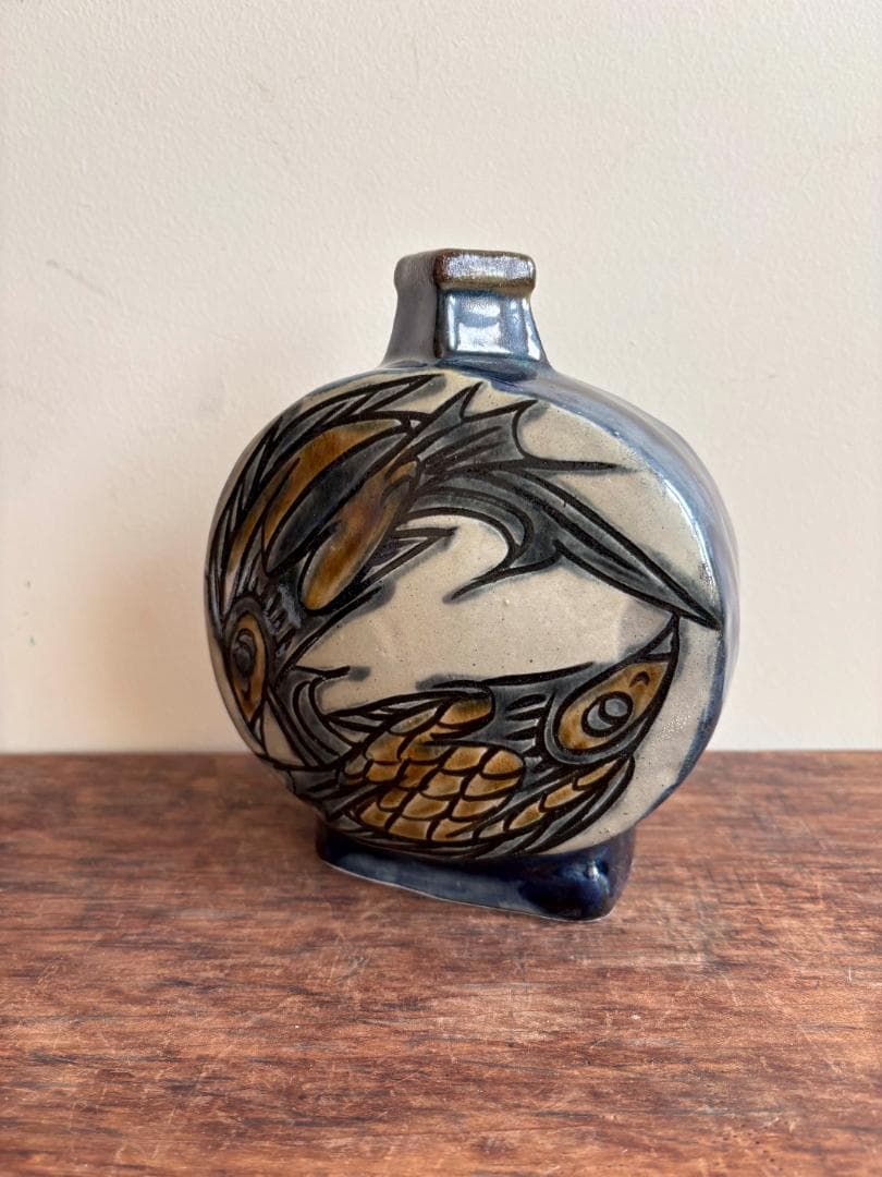 壺屋焼　宮城須美子作　コバルト秞扁壺　魚紋彫　花器　金城次郎長女　希小品