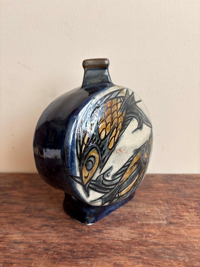 壺屋焼　宮城須美子作　コバルト秞扁壺　魚紋彫　花器　金城次郎長女　希小品