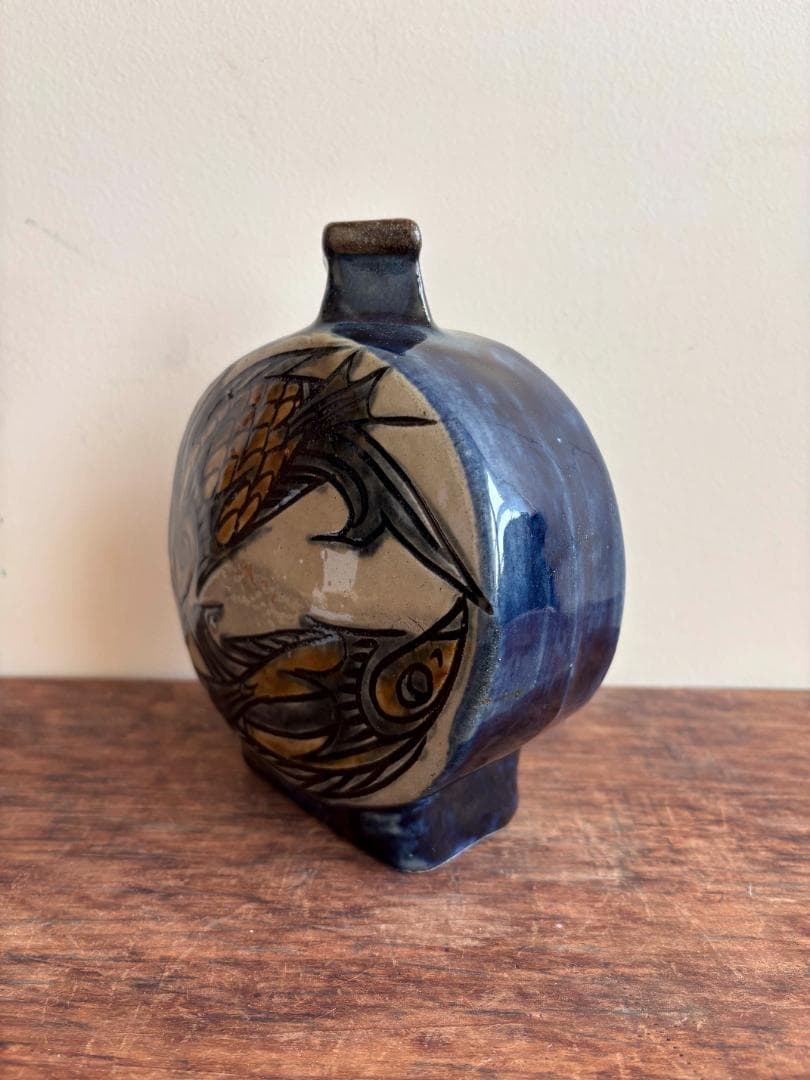 壺屋焼　宮城須美子作　コバルト秞扁壺　魚紋彫　花器　金城次郎長女　希小品