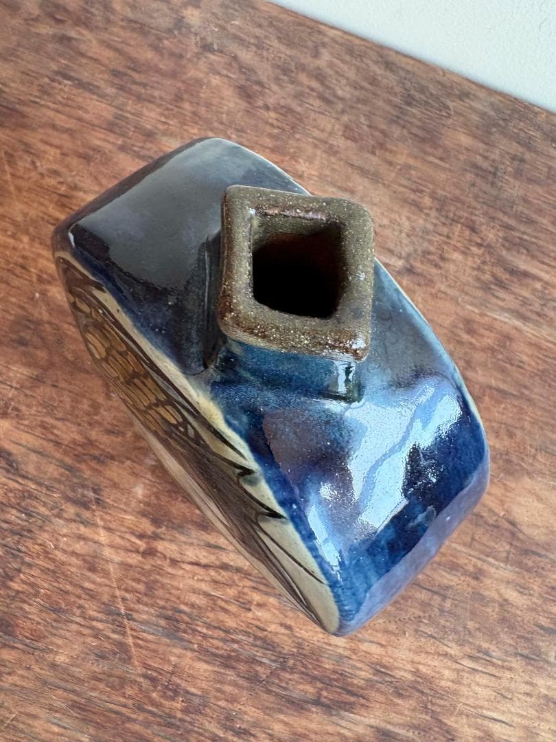 壺屋焼　宮城須美子作　コバルト秞扁壺　魚紋彫　花器　金城次郎長女　希小品