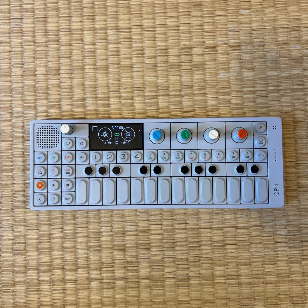 teenage engineering op-1 ポータブルシンセサイザー