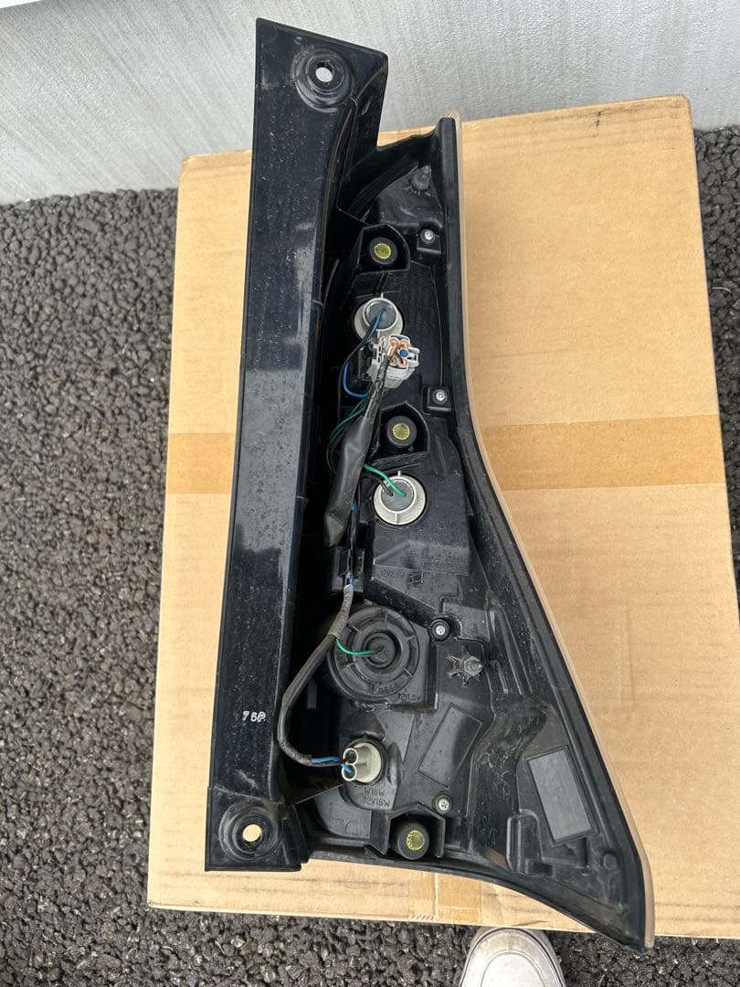 日産セレナ　c27用　左テールランプ